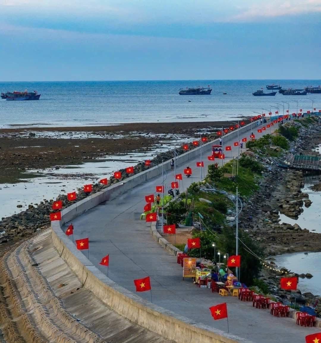 Lý Sơn, hòn đảo xinh đẹp thuộc tỉnh Quảng Ngãi, không chỉ nổi tiếng với cảnh sắc thiên nhiên hoang sơ, bãi biển xanh trong mà còn là thiên đường ẩm thực với những món đặc sản đậm chất biển đảo. Dưới đây là "Top những món đặc sản Lý Sơn không thể bỏ lỡ " mà bất kỳ du khách nào cũng nên thưởng thức và mang về làm quà.